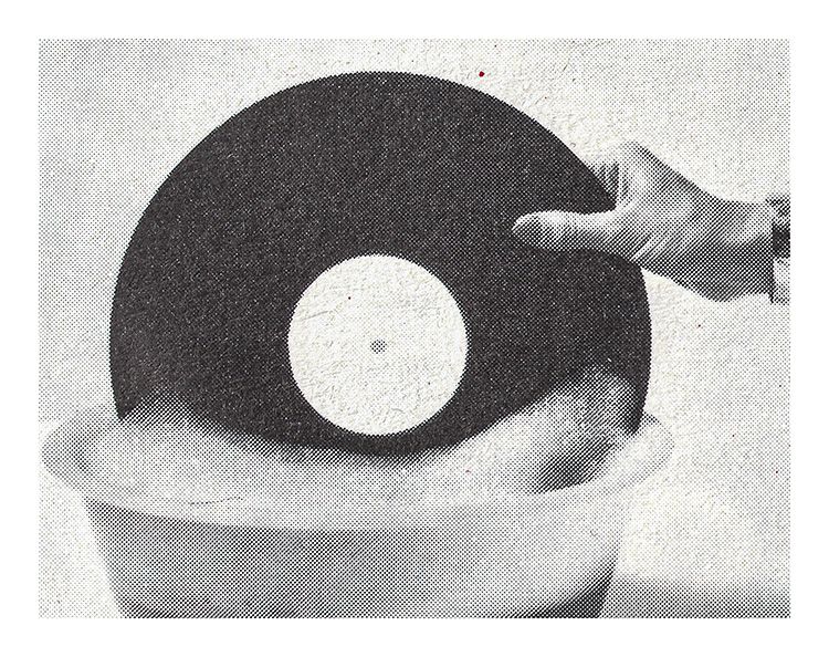 Image vintage nettoyage à l'eau d'un disque vinyle